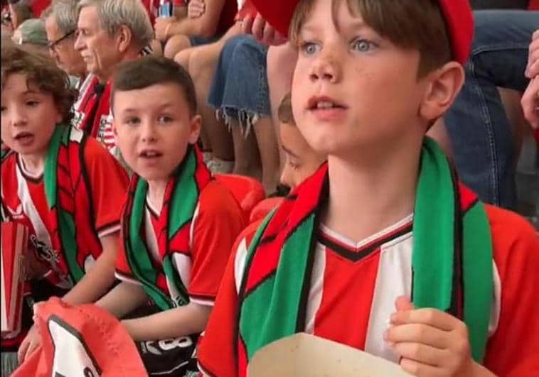 La emoción de los niños del 'Athletic de Liverpool' en San Mamés para celebrar la Copa
